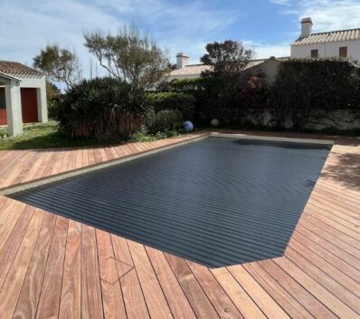 Un volet de piscine à lames solaires en polycarbonate : un choix durable et économique - Greengardens Pisciniste à Noirmoutier