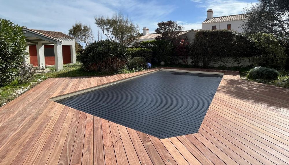 Un volet de piscine à lames solaires en polycarbonate : un choix durable et économique - Greengardens Pisciniste à Noirmoutier