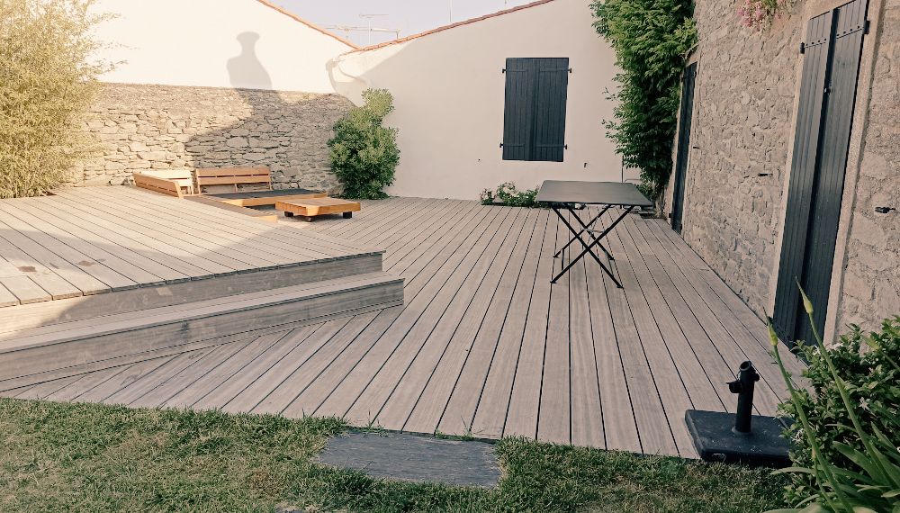Création terrasse bois exotique Noirmoutier - GreenGardens Constructeur de piscine Noirmoutier